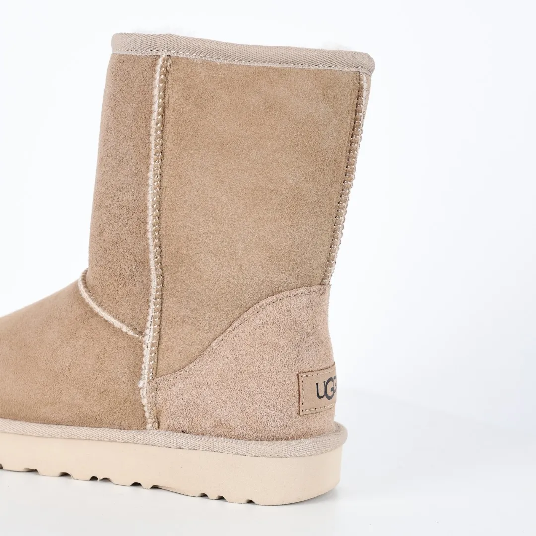 Pick up locally 💰600 Core recommended good price Cashmere insoles are a very suitable choice for keeping warm in winter and at home. In the new year, uug launched a series of styles, which are partially geared towards the preferences of young consumers and have also moved to the forefront of fashion trends. Shoe body material Water-repellent coated suede upper 17mm UGGPURE™ implanted wool insole Lightweight non-slip comfortable rubber outsole With brand LOGO Trademark Comes with a full set of packaging Size: 35 36 37 38 39 40